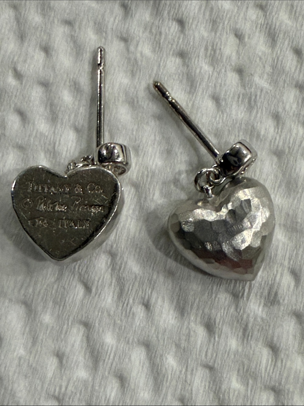 Tiffany & Co. Paloma Picasso 18k white gold Hammered Heart earrings w diamonds 💎